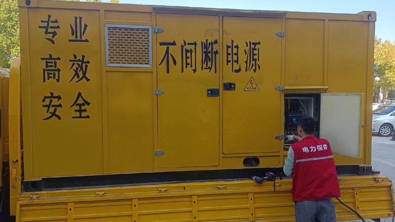 港闸柴油发电机组和UPS电源配合使用时，如何避免切换过程中的电力中断？